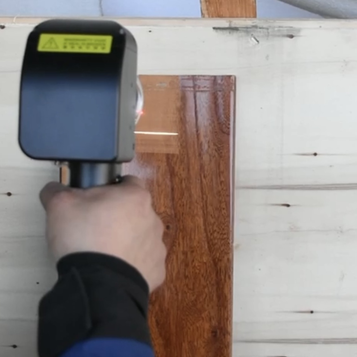 Laserpuhastus puidule