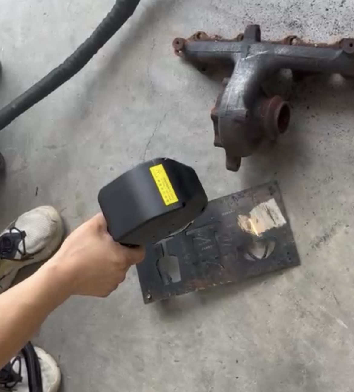 Laserpuhastus masinale